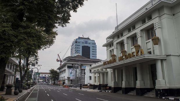 Masyarakat Kota Bandung mengurangi aktivitas akibat pandemi virus corona dan pemberlakuan PSBB ANTARA FOTO/Agung Rajasa.
