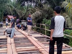 Jembatan Rusak di Rohul Riau Akhirnya Diperbaiki