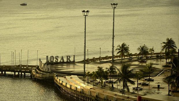 SEPINYA PUSAT KERAMAIAN KOTA Suasana Anjungan Pantai Losari yang telah ditutup untuk umum di Makassar, Sulawesi Selatan, Jumat (17/4/2020). ANTARA FOTO/Abriawan Abhe.