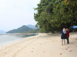 Serunya Island Hopping di Raja Ampatnya Sumbar
