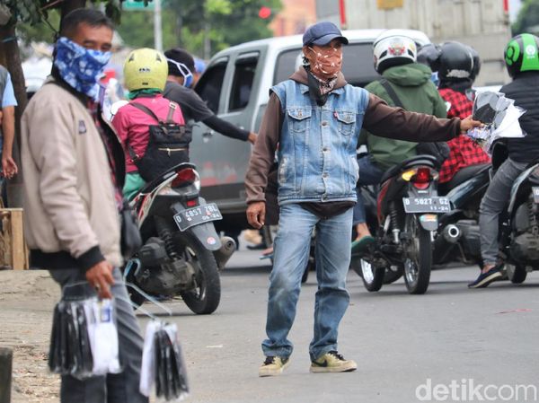 Pedagang Sarung Tangan Dadakan Memburu Rezeki di Tengah Wabah Corona