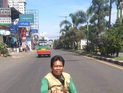 Aksi Santai Warga Sumedang Berfoto di Tengah Jalan yang Sepi