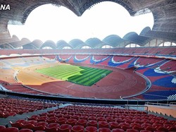 Jumlah itu sendiri sudah menjadikannya sebagai stadion olahraga terbesar di muka Bumi. Lebih besar ketimbang Stadion Sardar Patel (110.000) yang biasa menghelat Kriket di India bahkan Stadion Camp Nou (99,354) yang kondang sebagai kandangnya FC Barcelona. Istimewa/Dok. KCNA via stadiumdb.com.