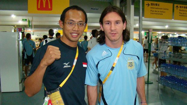 Suryo Agung Wibowo (kiri) tak melewatkan kesempatan foto bersama bintang Barcelona, Lionel messi, di Olimpiade 2008.