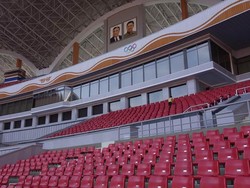 Menurut The Guardian, di dalam Stadion Rungrado May Day juga terdapat gambar Kim Il Sung dan Kim Jong Il, pemimpin tertinggi Korea Utara yang pertama dan kedua, sekaligus kakek dan ayah Kim Jong Un. Istimewa/Dok. Frank-Jasperneite.de via stadiumdb.com.