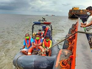 Kapal Muatan Kayu Tenggelam di Banjarmasin, Kemenhub Kerahkan Bantuan