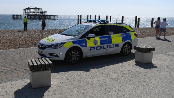 Polisi Inggris Patroli di Pantai Imbau Warga Tetap di Rumah