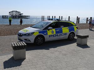 Polisi Inggris Patroli di Pantai Imbau Warga Tetap di Rumah