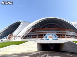 Sebagaimana dirangkum dari sejumlah sumber, Stadion Rungrado May Day ini menempati area seluas 20,7 hektare di Pulau Rungrado, Pyongyang. Kapasitasnya mencapai 114.000 walaupun ada yang mengklaim sampai 150.000 penonton. Istimewa/Dok. KCNA via stadiumdb.com.