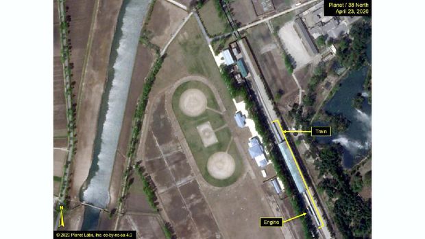 Sebuah kereta api yang diduga milik Pemimpin Tertinggi Korea Utara Kim Jong-un terlihat di sebuah kota resor di bagian timur Korea Utara.