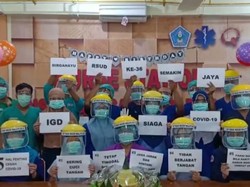 Pakai APD Warna- warni, Cara Tim Medis di Blitar Semangat Lawan COVID-19