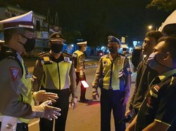 20 Lebih Kendaraan Asal Jateng Putar Balik di Check Point Lamongan