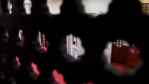 Xhemal Hafizi, Imam of the Tanners' Mosque, prays alone on the first night of the holy month of Ramadan, in Tirana on April 23, 2020 during a government-imposed nationwide lockdown as a preventive measure against the COVID-19 disease, caused by the novel coronavirus. (Photo by Gent SHKULLAKU / AFP)