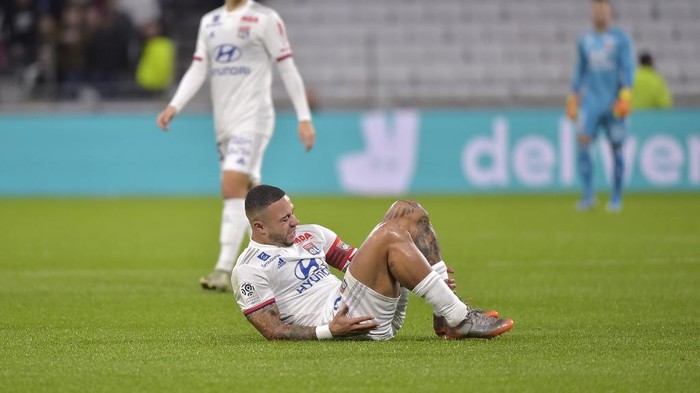 Lyons Dutch forward Memphis Depay reacts in pain during the French L1 football match between Lyon (OL) and Rennes (SR) on December 15, 2019, at the Groupama Stadium in Decines-Charpieu, near Lyon. (Photo by ROMAIN LAFABREGUE / AFP)
