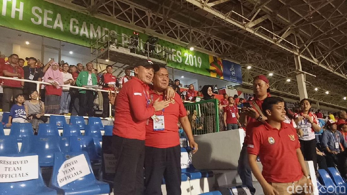 Mochamad Iriawan dan Cucu Somantri saat menyaksikan timnas Indonesia U-22 di SEA Games 2019. (Foto: Randy Prasatya/detikSport)