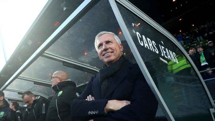 THE HAGUE, NETHERLANDS - JANUARY 19: ADO Den Haag manager / Head coach, Alan Pardew looks on prior to the Eredivisie match between ADO Den Haag and RKC Waalwijk at Cars Jeans Stadion on January 19, 2020 in The Hague, Netherlands. (Photo by Dean Mouhtaropoulos/Getty Images)