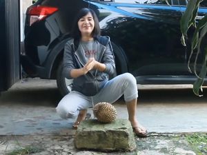 Wow! Begini Jadinya Kalau Wanita Kekar Kupas Durian Wow! Begini Jadinya Kalau Wanita Kekar Kupas Durian