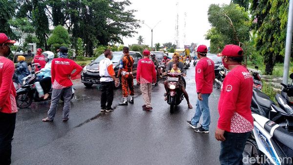 Momen Polisi dan Warga Halau Massa Ngabuburit di Pantai Pangandaran