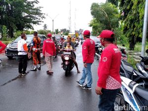 Momen Polisi dan Warga Halau Massa Ngabuburit di Pantai Pangandaran