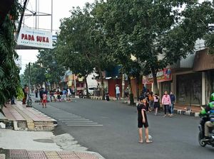 Duh! Jalan di Cimahi Ditutup Saat PSBB Malah Jadi Tempat Ngabuburit Warga