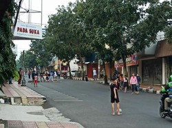 Duh! Jalan di Cimahi Ditutup Saat PSBB Malah Jadi Tempat Ngabuburit Warga