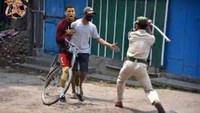 Saat lockdown, polisi India dengan tegas membawa rotan dan memberi sanksi fisik ke pelanggar lockdown. Jadi kocak karena ada (editan) Ronaldo. (Foto: Via Twitter @AgaThariq)