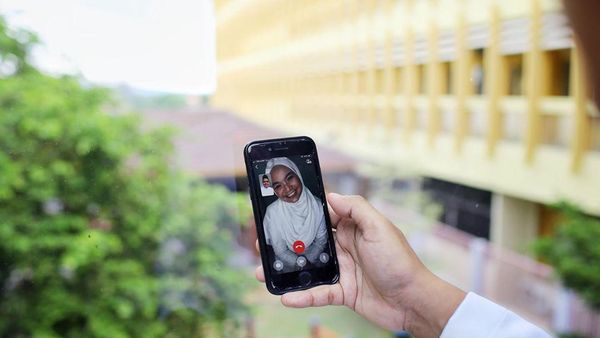 Foto Viral Petugas Medis Akad Nikah Berjauhan karena Lockdown, Bikin Haru