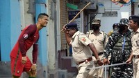Maka Ronaldo pun dikejar-kejar lalu kena sabet oleh polisi India. (Foto: Via Twitter @AgaThariq)