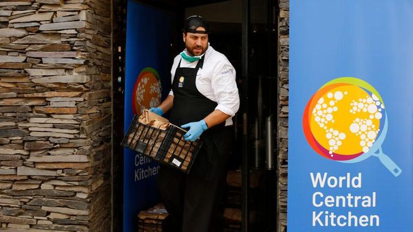 Koki Terkenal Bantu Masak untuk Warga Terdampak Corona