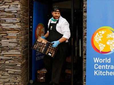 Koki Terkenal Bantu Masak untuk Warga Terdampak Corona
