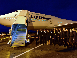 Tanpa Lelah, Pilot Ini Pulangkan Warga Jerman yang Terdampar di Luar Negeri