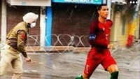 Saat lockdown, polisi India memang dikenal bertindak sangat tegas. Ini menginspirasi meme Ronaldo. (Foto: Via Twitter @AgaThariq)