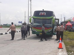 Petugas Halau Puluhan Kendaraan Angkut Pemudik di Exit Tol Sragen