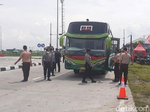 Petugas Halau Puluhan Kendaraan Angkut Pemudik di Exit Tol Sragen Petugas Halau Puluhan Kendaraan Angkut Pemudik di Exit Tol Sragen