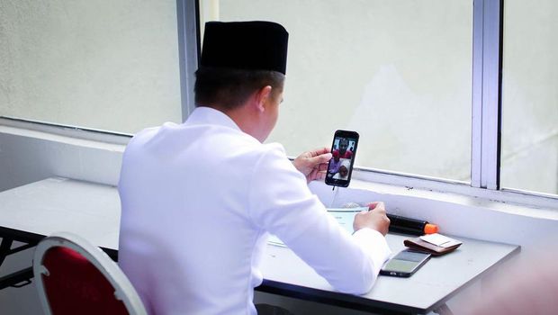 Petugas medis di Malaysia menikah secara online