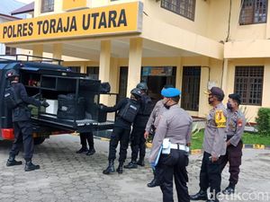 Polres Toraja Utara Musnahkan Granat Nanas dan Amunisi Senjata Api
