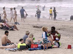 Waduh, Kerumunan Orang Tanpa Masker Padati Pantai Miami Florida