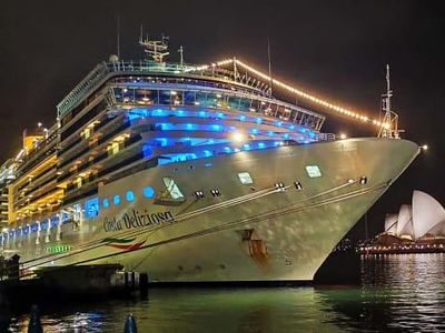 Rupa Kapal Pesiar Raksasa yang Terakhir Bersandar