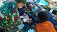 Personel Kostrad Bantu Persalinan Warga Papua di Bivak