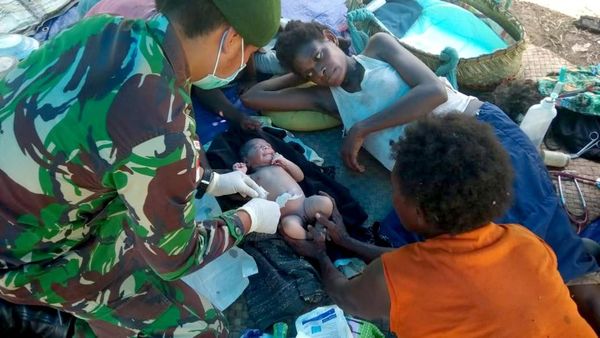 Personel Kostrad Bantu Persalinan Warga Papua di Bivak
