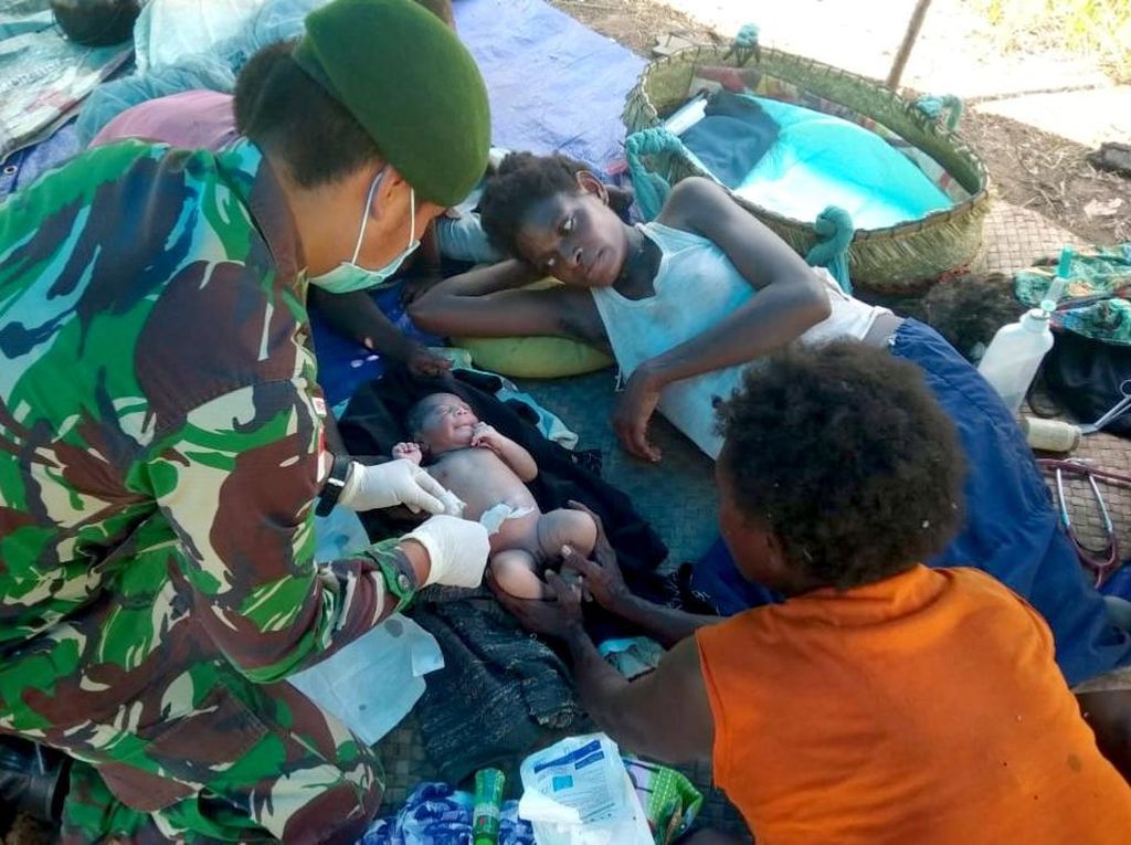 Personel Kostrad Bantu Persalinan Warga Papua di Bivak Personel Kostrad Bantu Persalinan Warga Papua di Bivak