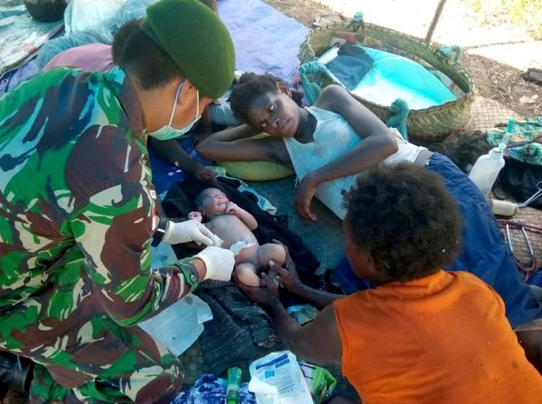 Personel Kostrad Bantu Persalinan Warga Papua di Bivak