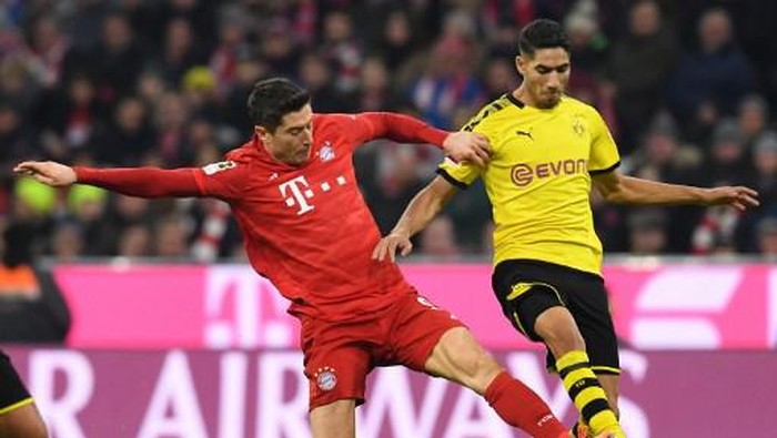 Bayern Munichs Polish striker Robert Lewandowski (L) and Dortmunds Moroccan defender Achraf Hakimi vie for the ball during the German first division Bundesliga football match FC Bayern Munich vs BVB Borussia Dortmund in Munich, southern Germany, on November 9, 2019. (Photo by Christof STACHE / AFP) / DFL REGULATIONS PROHIBIT ANY USE OF PHOTOGRAPHS AS IMAGE SEQUENCES AND/OR QUASI-VIDEO