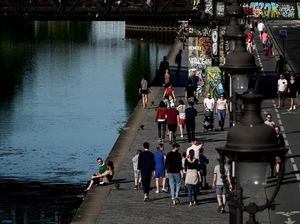 Viral, Warga Paris Langgar Lockdown Demi Menari di Jalan