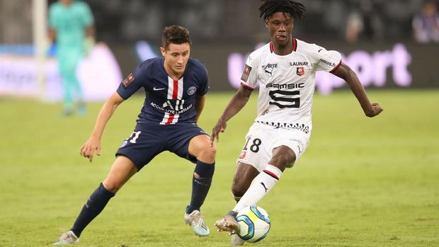 SHENZHEN, CHINA - AUGUST 03:  Ander Herrera (L) of Paris Saint-Germain competes the ball with Eduardo Camavinga (R) of Stade Rennais FC during to the 2019 Trophee des Champions between Paris saint-Germain and Stade Rennais FC at Shenzhen Uniersiade Sports Center on August 3, 2019 in Shenzhen, China.  (Photo by Lintao Zhang/Getty Images)