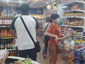 Jelang PSBB, Swalayan Buah di Surabaya Diserbu Warga
