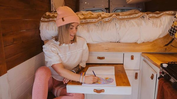 Potret Wanita yang Hidup di Mobil, Bebas Tapi Sulit Mandi Selama Pandemi