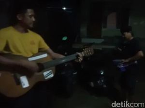 Remaja di Kendari Tetap Bangunkan Sahur Warga Meski Pandemi Corona