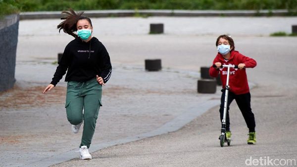 Cerianya Anak-anak Spanyol Bermain di Jalanan Usai Dikarantina