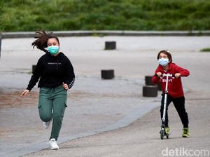 Cerianya Anak-anak Spanyol Bermain di Jalanan Usai Dikarantina
